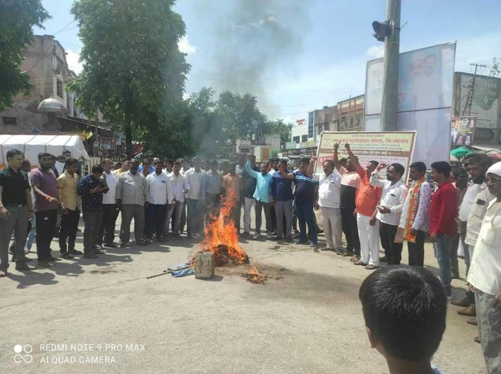 चोपडा येथील शिवसैनिक, शिवसेना_युवासेने कडून नारायण राणे यांच्या पुतळ्याचे दहन !