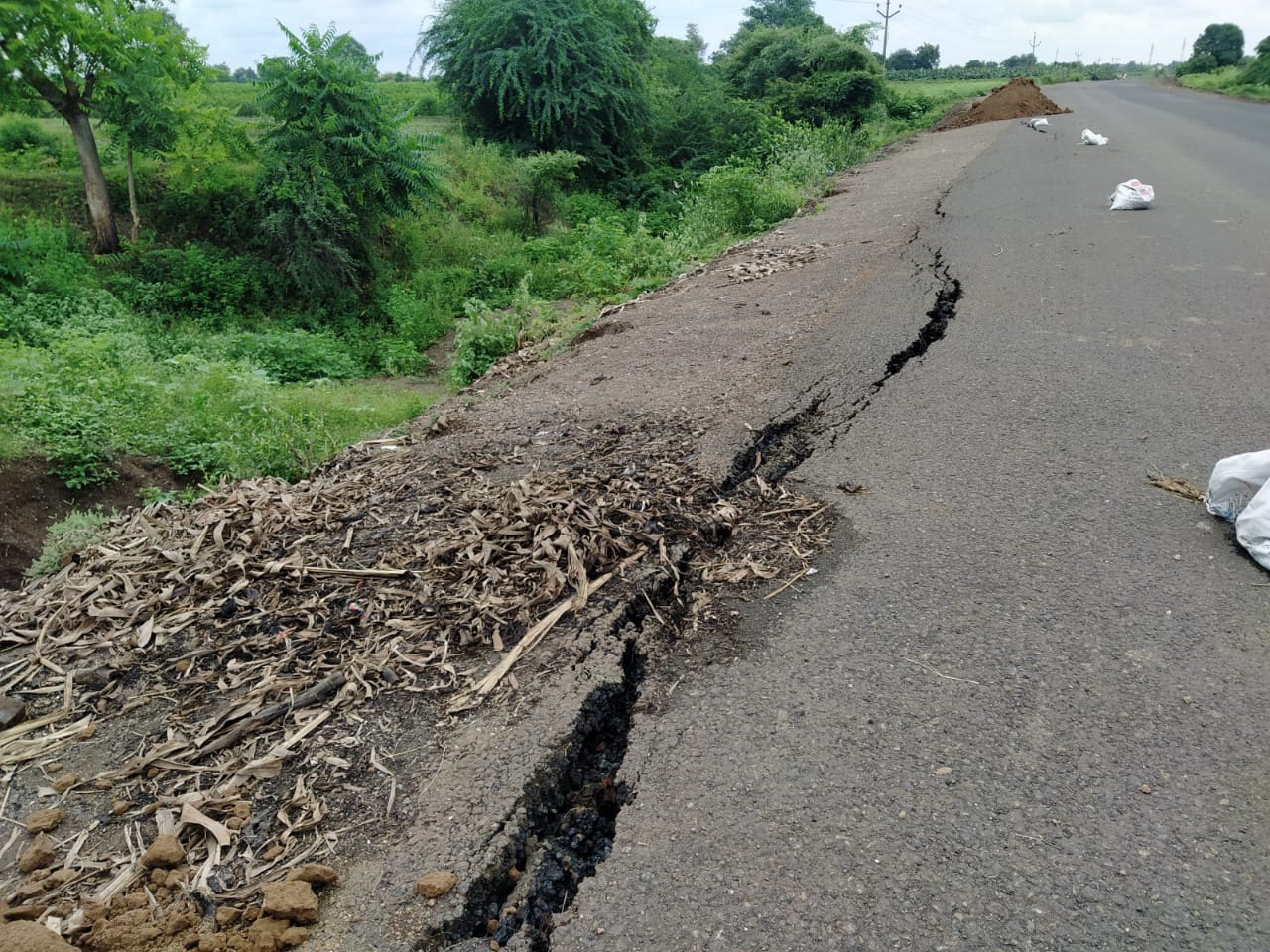 गोरगावले रस्त्यावरील संरक्षण भिंतीचे काम पूर्ण करण्याची मागणी..  नवीन रस्ता खचल्यामुळे अपघाताची शक्यता.. जगन्नाथ बाविस्कर 