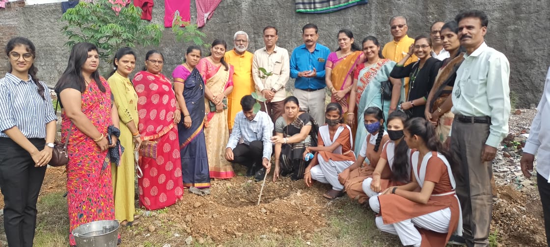 कला सिद्दी फाऊंडेशन आणि वृक्ष संवर्धन समितीच्या संयुक्त विद्यमाने मुंदडा शाळेत वृक्षारोपण संपन्न…