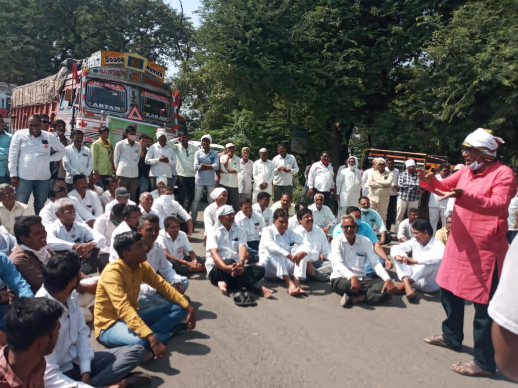 शेतकऱ्यांची खोटी वीज बिले माफ करून अश्र्वशक्ति वर आधारित वीज बिले मिळावीत व ऊस बिलातून वीज बिल कापू नये यासाठी चोपडा येथे आज रास्ता रोको व तहसील वर निदर्शने झालीत.