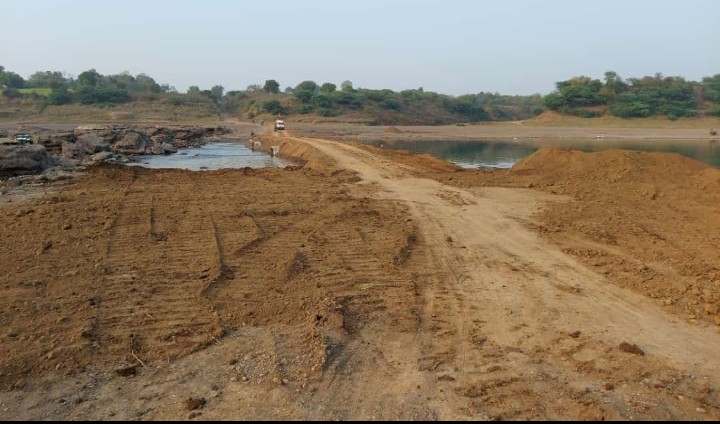 तापीनदीत कच्चा रस्ता तयार झाल्याने प्रवाशांमध्ये आनंदाचे वातावरण.  जगन्नाथ बाविस्कर यांच्या प्रयत्नांना यश. जळगाव संदेश इफेक्ट,,,