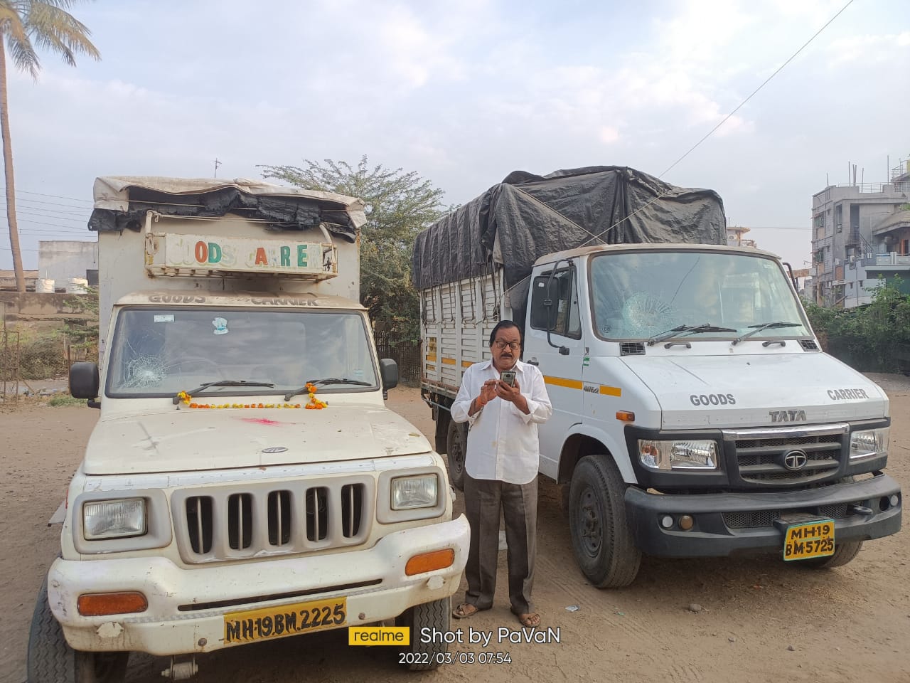 नामदेव खंडू अँड कंपनी यांच्या मालकीच्या असलेल्या दोन मालवाहतूक करणाऱ्या गाड्यांची अज्ञात इसमाकडून तोडफोड.