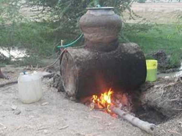 भुसावळ तालुका पोलीसांचे दारु अड्डयावर छापे .( ७१ हजाराचा मुद्देमाल जप्त )