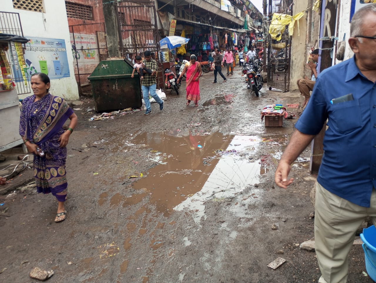 जळगाव शहरातील फुले मार्केट मधील हे भयानक वास्तव; मुख्य प्रवेशद्वारात घाणीचे साम्राज्य…