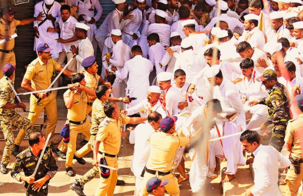 वारकऱ्यांवर लाठीचार्ज झालाच नसल्याचा फडणवीसांचा दावा खोटा, व्हिडीओ डिलीट करण्यासाठी मीडियावर दबाव!