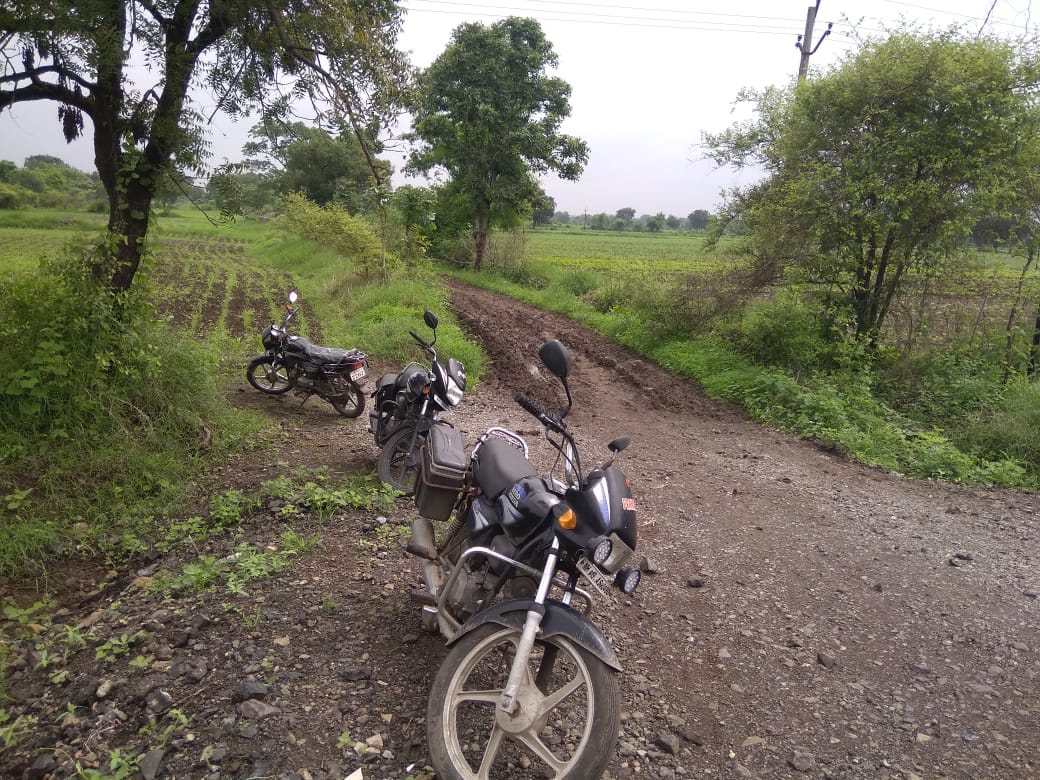 सुनसगाव शिवारातील शेती रस्ते चिखलात? वाहने जात नसल्याने शेतकऱ्यांना करावी लागते पायपीट 