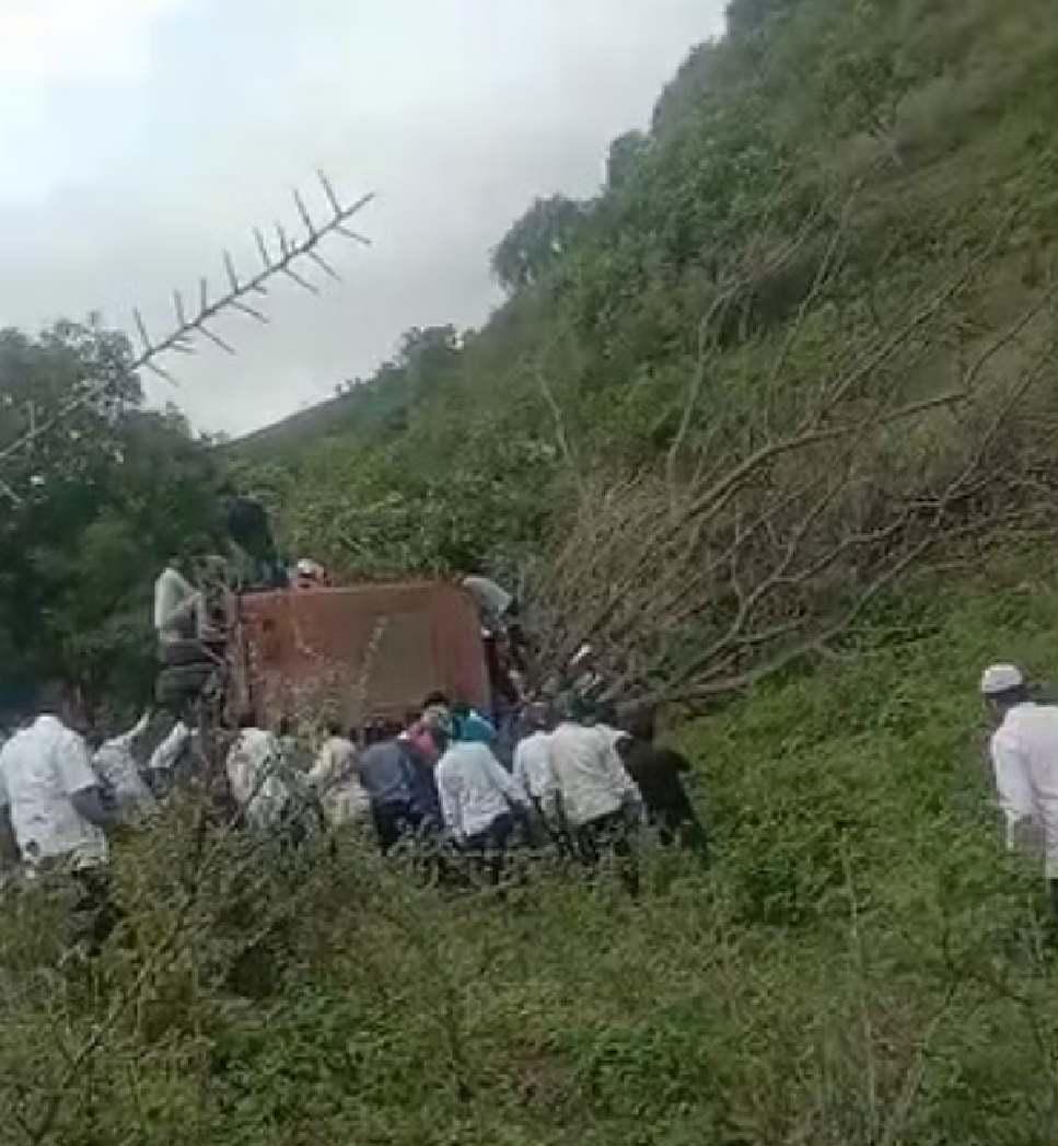 बुलढाण्यात बसला अपघात जखमींवर उपचार सुरु