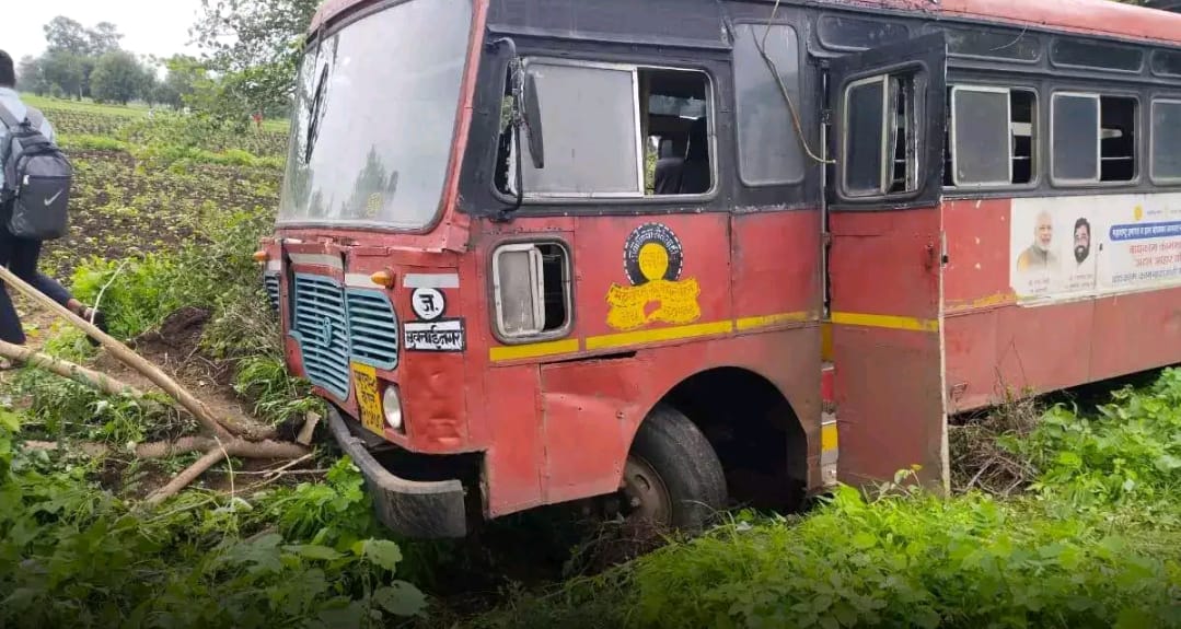 ट्रॅक्टरला ओव्हरटेक करताना बसचे पुढचे टायर फुटले, एसटीवरील चालकाचं नियंत्रण सुटलं