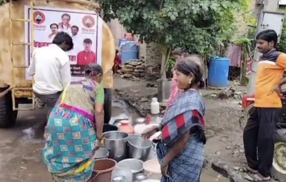 ‘काय झाडी, काय डोंगर’ डायलॉग मारणाऱ्या पाटलांच्या गावात पाण्याची बोंब, युवा सेनेकडून  टँकरने पाणीपुरवठा