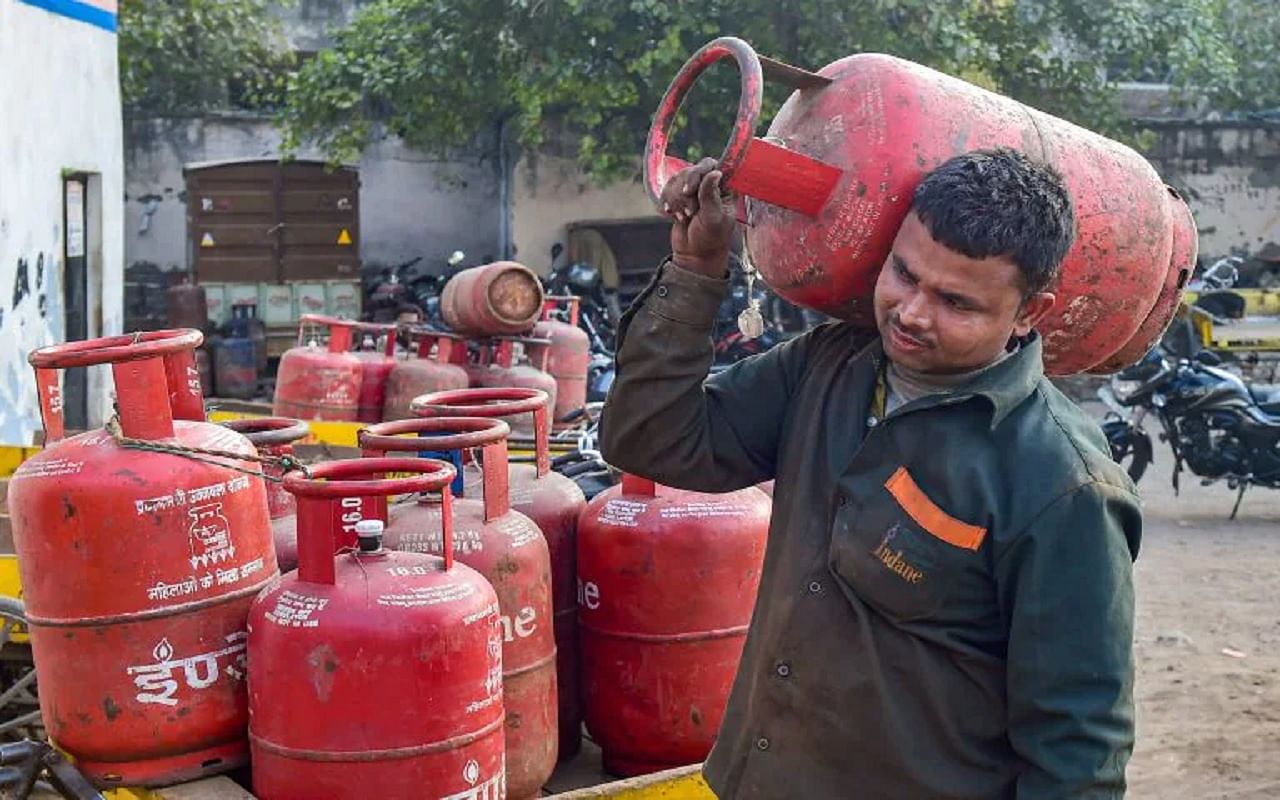 सर्वसामान्यांना दिलासा देणारी बातमी! घरगुती गॅस सिलेंडर दोनशे रुपयांनी स्वस्त होणार