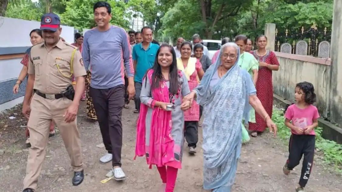 आयुक्त विद्या गायकवाड यांचेकडे एका आजीची आर्त हाक ; रस्ता करूण द्यायची मागाणी.