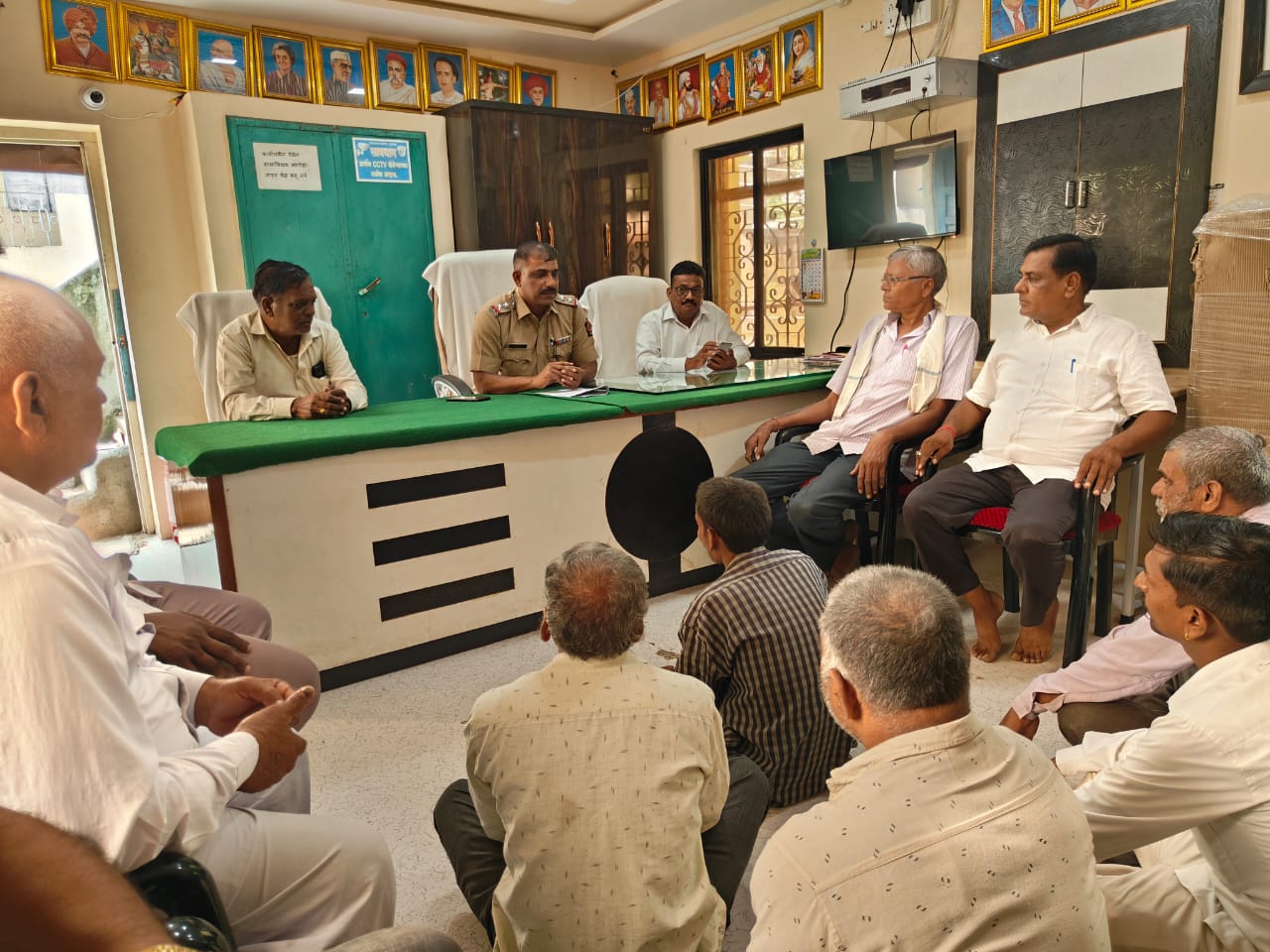 सुनसगाव येथे पोलीस निरीक्षकांनी दिली माहिती अधिकार दिनानिमित्त नागरीकांना माहिती !