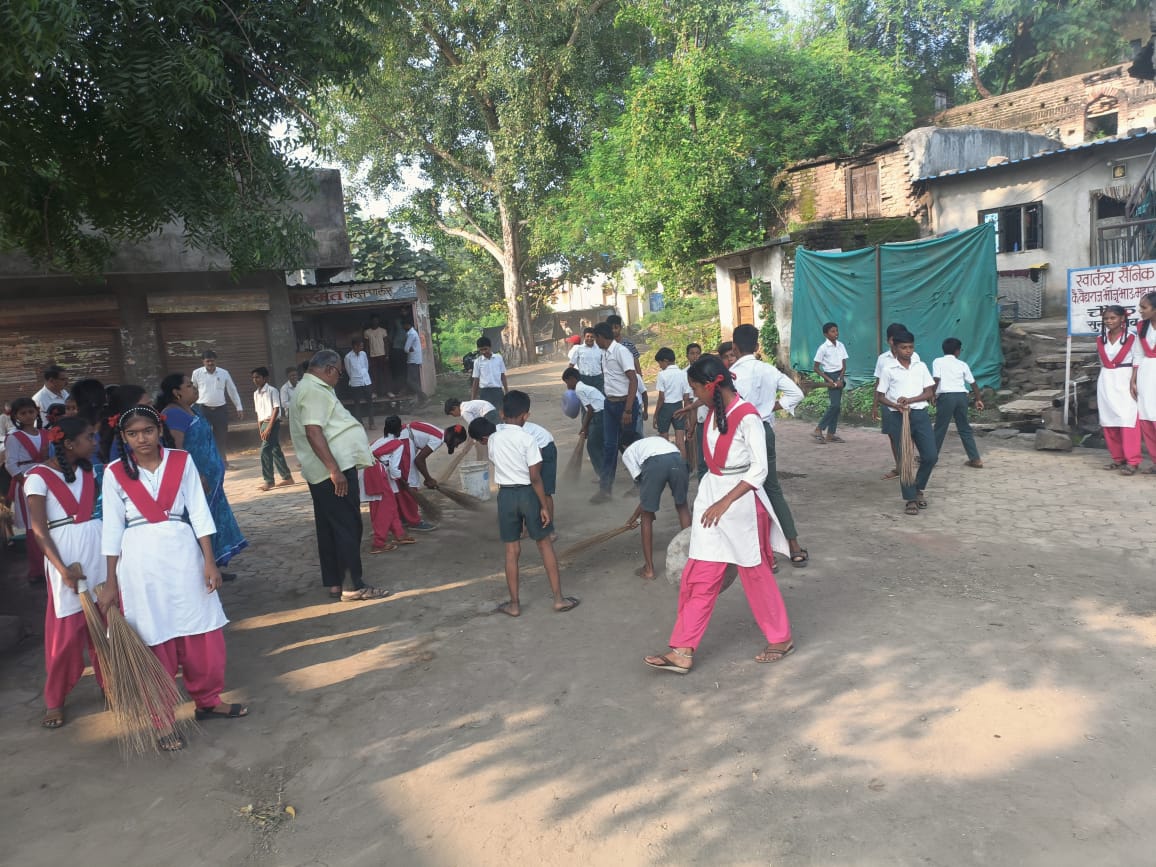 सुनसगाव येथे विद्यार्थ्यांकडून ग्राम सफाई !