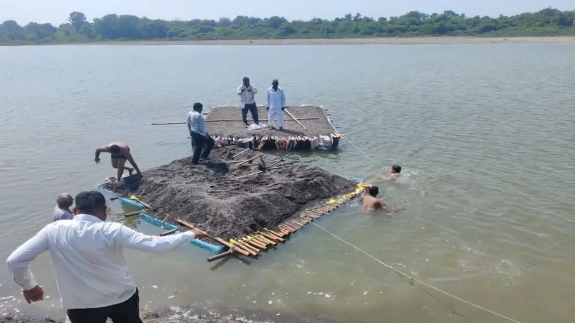 जळगाव जिल्ह्यात वाळूमाफियांवर धडक कारवाई, तापीतून तराफ्याच्या सहाय्याने वाळू वाहतूक