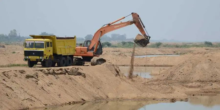 अवैध वाळूची वाहतूक करताना ट्रॅक्टर पकडले; चालकासह मालकाविरुद्ध गुन्हा