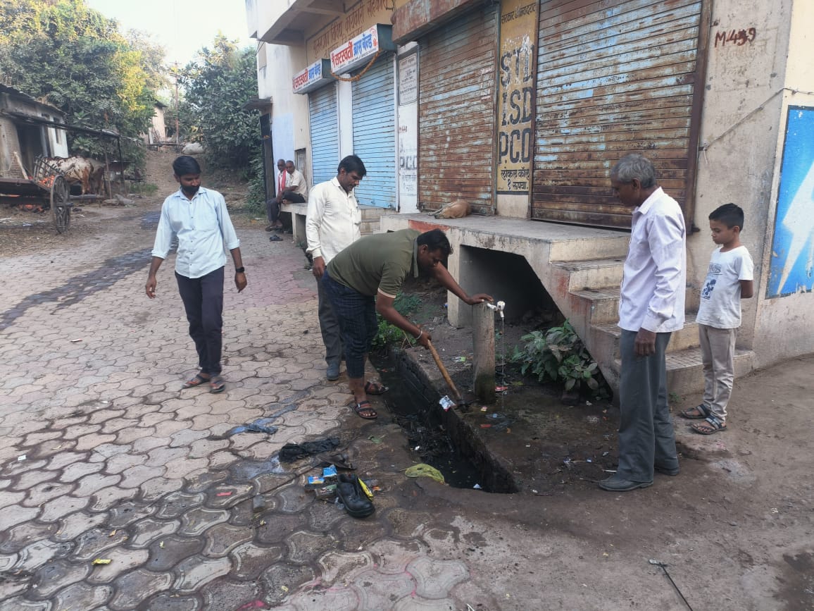 सुनसगावात नवनिर्वाचित सदस्यांनी केली गटार मोकळी!