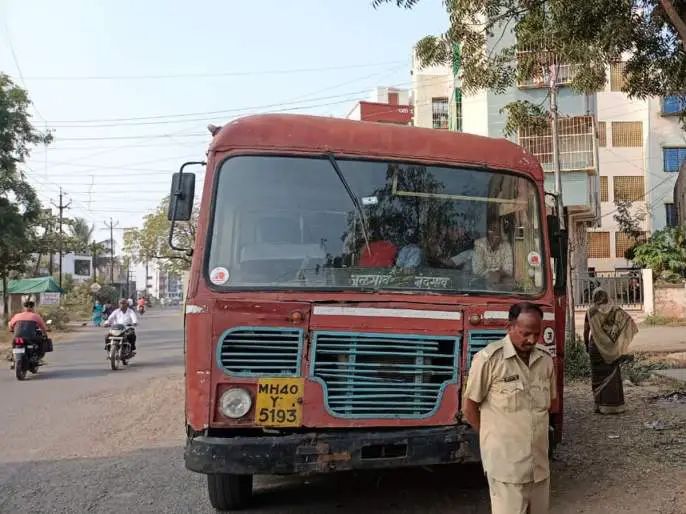 नांदगाव बसमध्ये विद्यार्थिनींची छेडखानी, बस थेट पोलीस स्टेशनमध्ये