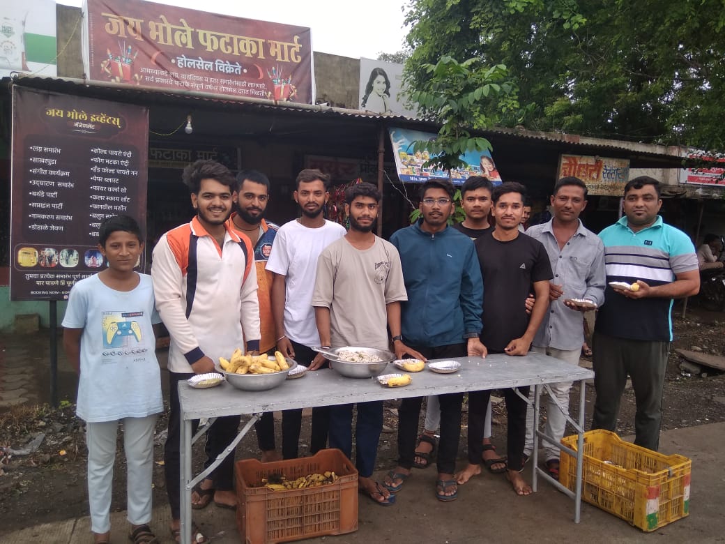 गोजोरा रस्त्यावर युवकांकडून फराळाचे वाटप !