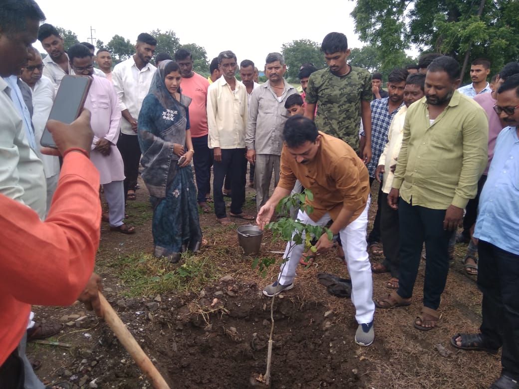 गोजोरा येथे आमदार व जेष्ठ नागरिकांच्या हस्ते वृक्षारोपण.